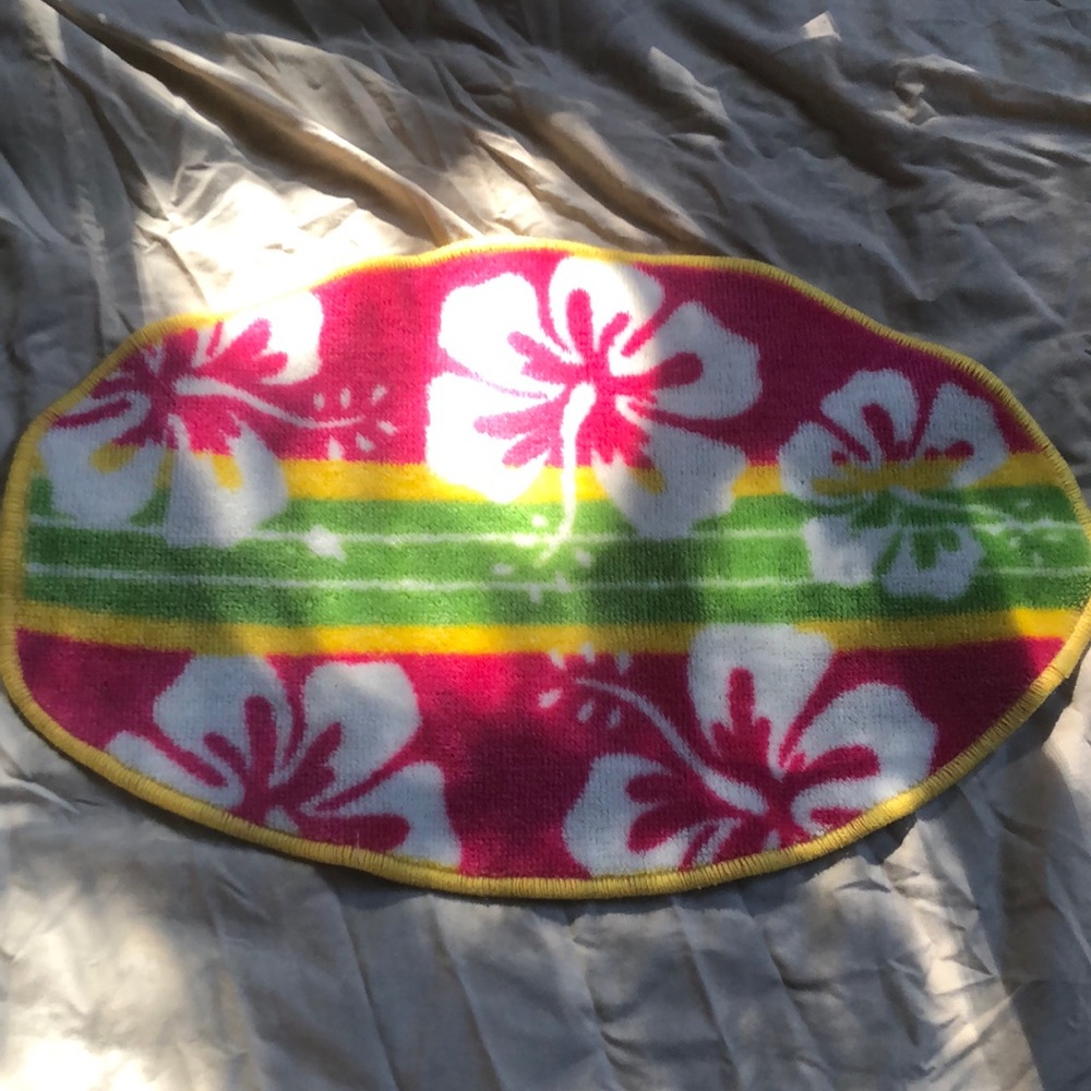 Small surfboard shaped bathroom mat